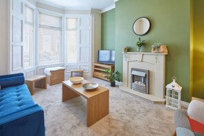 TV - Vibrant 3BR Coastal Haven near South Shields Beach (Tyne and Wear)
