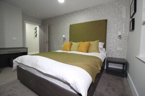 2 bedrooms, desk, iron/ironing board, WiFi