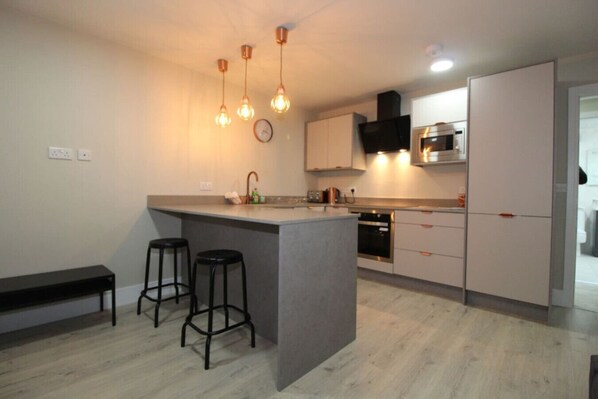 Microwave, oven, stovetop, dishwasher - Charming Modern 2BR Flat in Central Preston (Lancashire)