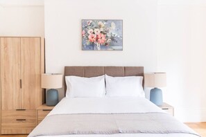 1 dormitorio, escritorio, tabla de planchar con plancha y wifi