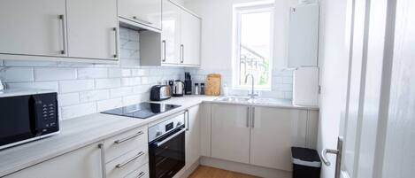 Kühlschrank, Mikrowelle, Ofen, Herdplatte