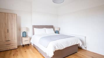 2 bedrooms, desk, iron/ironing board, WiFi