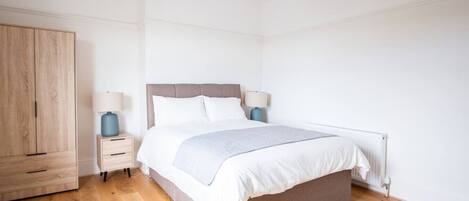 2 dormitoris, escriptori, planxa i posts de planxar i wifi