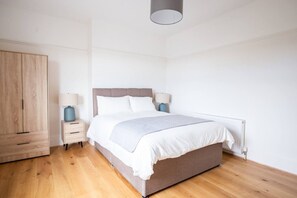 2 slaapkamers, een bureau, een strijkplank/strijkijzer, wifi