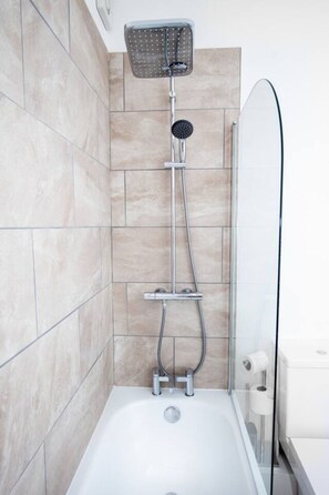 Sèche-cheveux, serviettes fournies, papier toilette