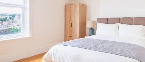 2 bedrooms, desk, iron/ironing board, WiFi
