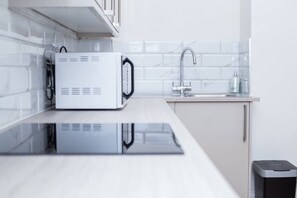 Fridge, microwave, oven, stovetop - 2BR Seaside Sanctuary in St Leonards on Sea Flat 5 (Hastings)