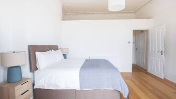 2 bedrooms, desk, iron/ironing board, WiFi