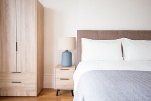 2 habitaciones, escritorio, tabla de planchar con plancha y wifi 