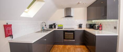 Kylskåp, mikrovågsugn, ugn och spishäll