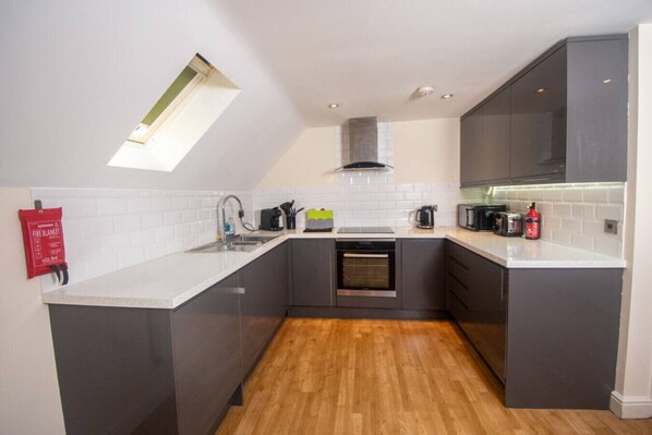 Fridge, microwave, oven, stovetop - Newly Renovated Sanctuary for 4 in Charlotte House (Ipswich)