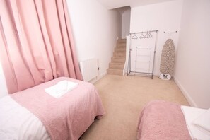 1 bedroom, desk, iron/ironing board, WiFi - Newly Renovated Sanctuary for 4 in Charlotte House (Ipswich)