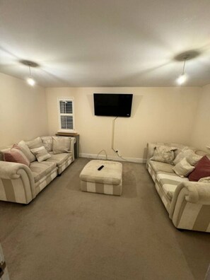 TV - 4BR 2BATH Home in Colchester Perfect for Big Group (Colchester)