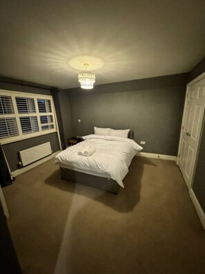 4 bedrooms, desk, iron/ironing board, WiFi