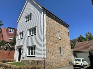 Exterior - 4BR 2BATH Home in Colchester Perfect for Big Group (Colchester)