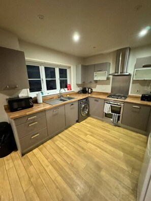 Fridge, microwave, oven, stovetop - 4BR 2BATH Home in Colchester Perfect for Big Group (Colchester)