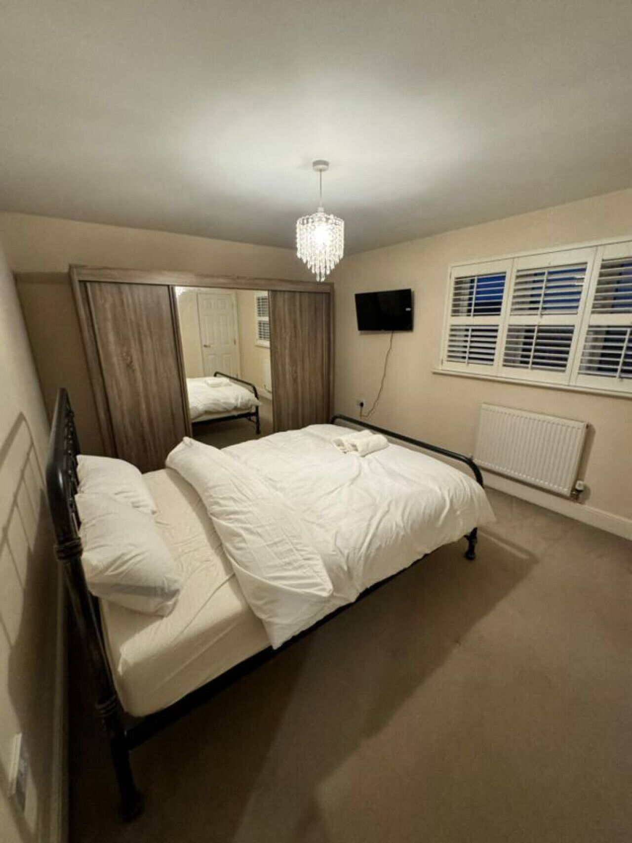 4 bedrooms, desk, iron/ironing board, WiFi