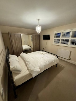 4 bedrooms, desk, iron/ironing board, WiFi