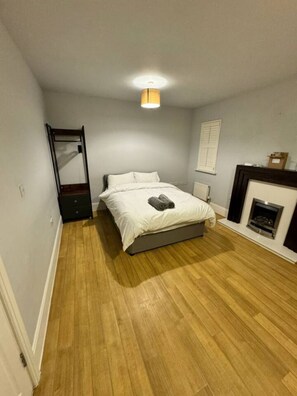 4 bedrooms, desk, iron/ironing board, WiFi