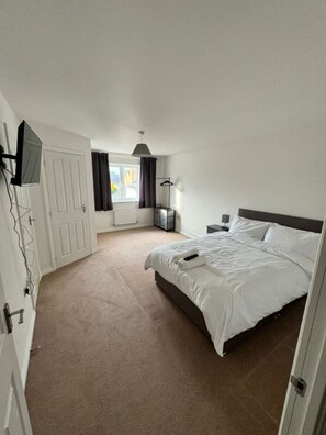 4 bedrooms, desk, iron/ironing board, WiFi
