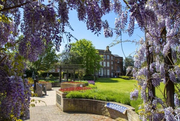 Property grounds - Colchester Retreat: 4BR 2BATH Ample Street Parking (Colchester)