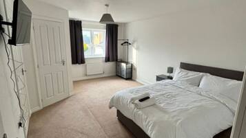 4 bedrooms, desk, iron/ironing board, WiFi