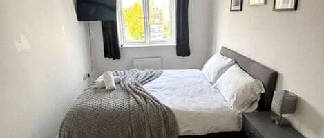 4 bedrooms, desk, iron/ironing board, WiFi
