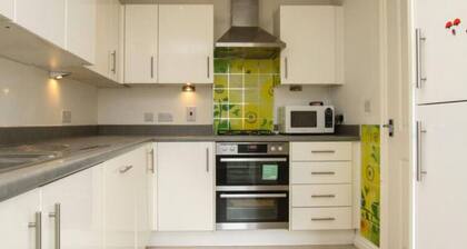 Colchester Retreat: 4BR 2BATH Ample Street Parking