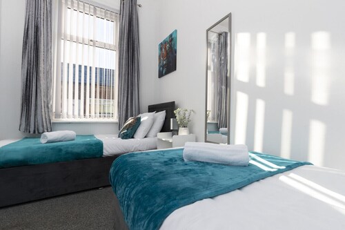 Newly Renovated 3BR House near hospital & uni