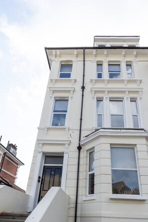Exterior - Coastal Charm 1BR Flat near the Sea Street Parking (Hastings)