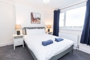 1 bedroom, desk, iron/ironing board, WiFi - Coastal Charm 1BR Flat near the Sea Street Parking (Hastings)