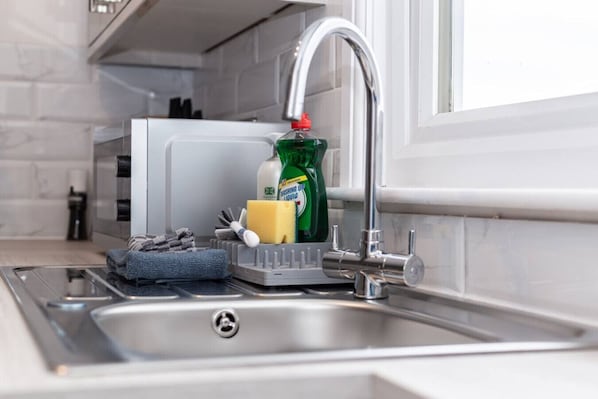 Fridge, microwave, oven, stovetop - Coastal Charm 1BR Flat near the Sea Street Parking (Hastings)