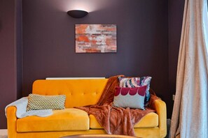 TV - Harland Haven: Spacious 4BR House in Ipswich (Ipswich)