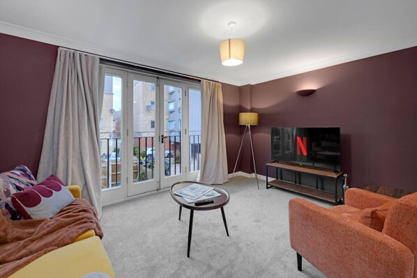 TV - Harland Haven: Spacious 4BR House in Ipswich (Ipswich)