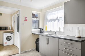 Fridge, microwave, oven, stovetop - The Ipswich Snug Spacious 3BR Retreat FREE Parking (Ipswich)