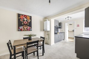Dining - The Ipswich Snug Spacious 3BR Retreat FREE Parking (Ipswich)