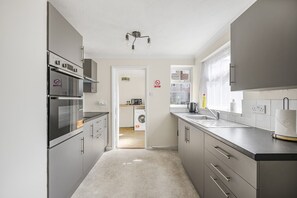 Fridge, microwave, oven, stovetop - The Ipswich Snug Spacious 3BR Retreat FREE Parking (Ipswich)