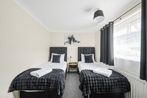 3 bedrooms, desk, iron/ironing board, WiFi - The Ipswich Snug Spacious 3BR Retreat FREE Parking (Ipswich)