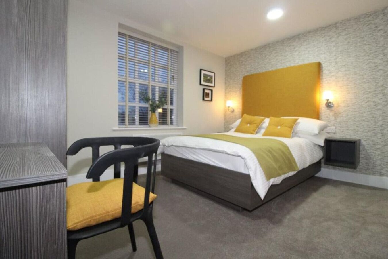 2 Schlafzimmer, Schreibtisch, Bügeleisen/Bügelbrett, WLAN