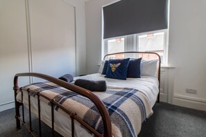 3 habitaciones, escritorio, tabla de planchar con plancha y wifi gratis 