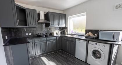 Charming 2BR Maisonette in Carlisle Center