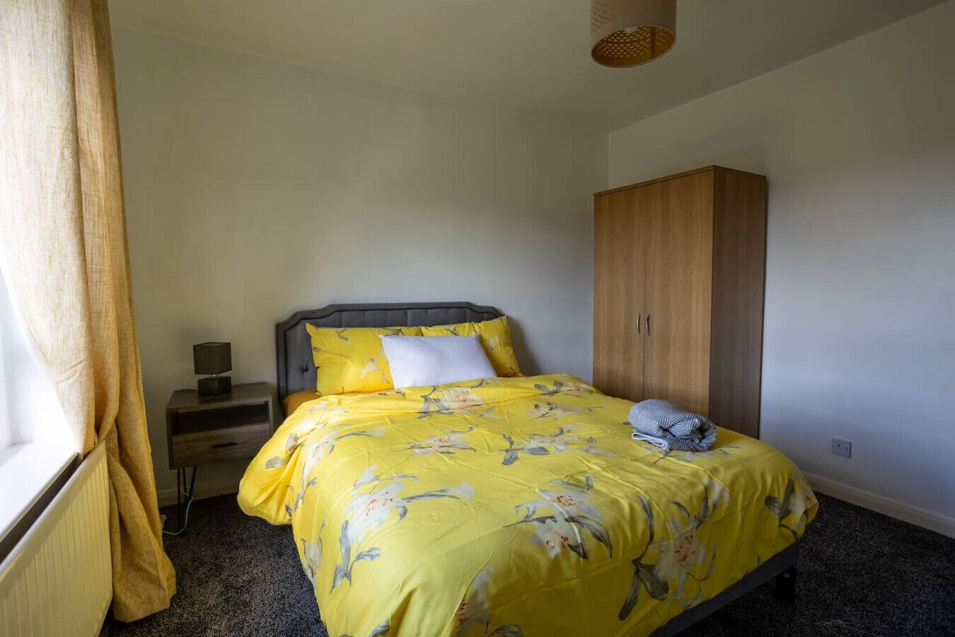 2 makuuhuonetta, työpöytä, silitysrauta/-lauta, vauvan matkasänky