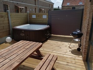 Outdoor dining - Charming and cosy 7-person gîte with private SPA just a stone's throw from the Bay of Somme (Millencourt-en-Ponthieu)