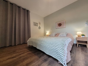2 chambres, fer et planche à repasser, lit de bébé portatif