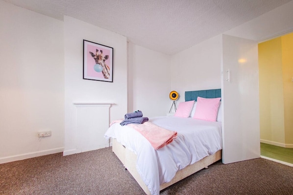 4 habitaciones, escritorio, tabla de planchar con plancha y wifi gratis