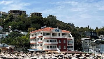 Vista frontal de la propiedad