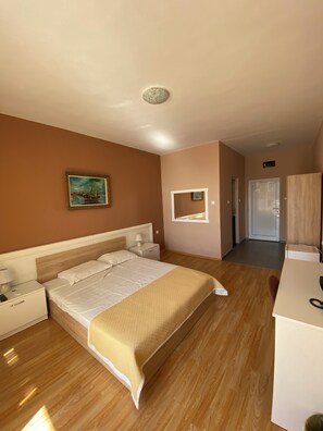 Una scrivania, Wi-Fi gratuito, lenzuola