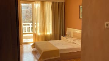 Escritorio, wifi gratis y ropa de cama
