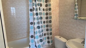 A bathroom with a bathtub, toilet, and sink. - Hotel NOY (Varna)