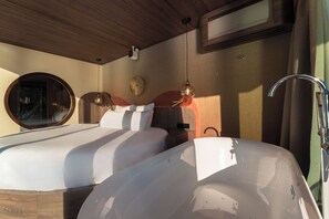 Panoramic Suite | Jetted bathtub